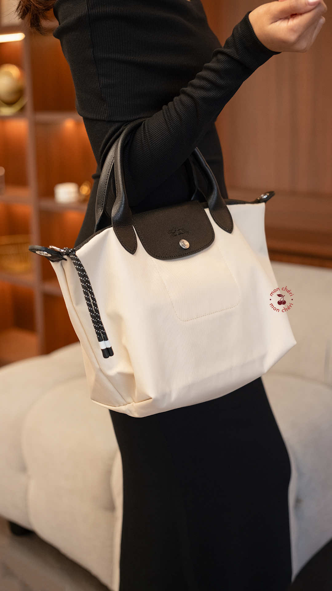 When every bag passing by screams “take me home” 👜💕 But this one is the one that truly feels like home. Classic, versatile, and effortlessly chic — your forever favorite ✨ #moncheriid #moncherii #Icbag #taslc #lctotebag    