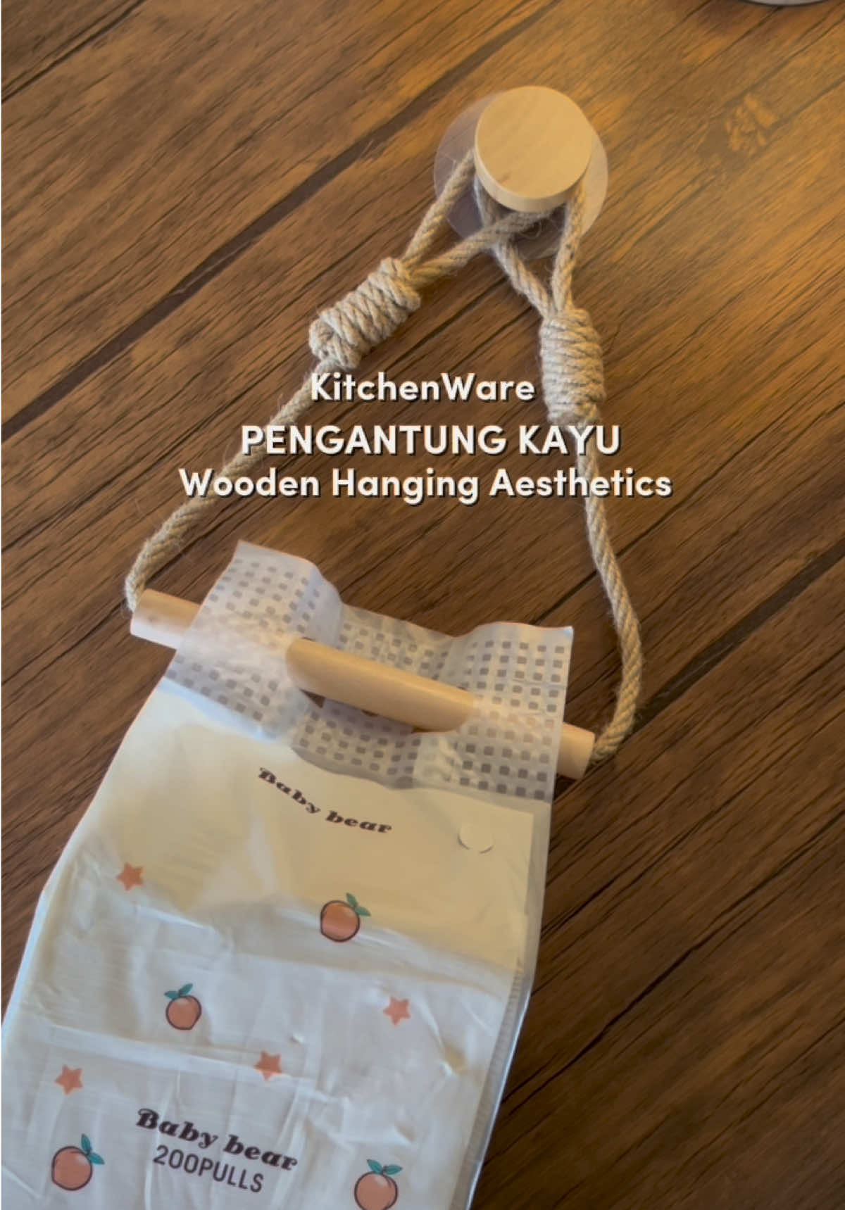 baru nampak kemas bila gantung tisu dengan pengantung wooden ni✨ lawaa ! #woodenrack #tisugantung #woodenhanging 