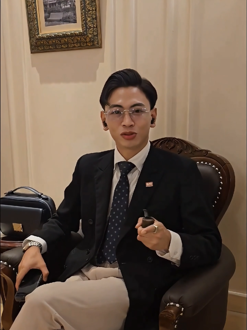 Giàu thì nó ghét, đói rét thì nó khinh, mà thông minh thì nó tìm cách tiêu diệt. Kỳ nhân ở đời đâu được mấy, lắm tài thì nhiều tật, xưa nay ở đời vốn vậy rồi. Tôi là người kinh doanh, ai làm kinh doanh rồi cũng sẽ hiểu, hai bàn tay trắng dựng lên cơ đồ đâu phải dễ. Những thứ các người thấy chỉ là bề nổi của tảng băng chìm. Phía sau còn nhiều thứ lắm. Ai cũng biết là không có lửa làm sao có khói.  Còn đây là dành cho, những người thật tâm muốn biết sự thật, tảng băng chìm phía sau, tối thứ 6 này, chính là ngày Halloween tôi sẽ hạ tấm màn dối trá, lừa lọc xuống cho cộng đồng mạng biết được sự thật. Để tránh những kẻ ghen ăn tức ở, gạch đá thì phiên live này phải đăng ký mới xem được. Tôi để phiên live bên dưới góc trái màn hình. Còn những kẻ mà cứ lao vào gạch đá tôi như đúng rồi, như chuyện nhà mình vậy. Các người rảnh quá thiếu việc để làm. Giỏi thì làm được như tôi đi rồi hãng nói, chỉ ngồi nghe 1 phía thì mãi chỉ ở vị trí như hiện tại của các người thôi. #halloween #tongtailivestream #tongtai #tongtaicaphe 