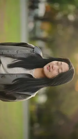 아직 가을인데 너무 춥지 않아요?  . Inframe Yejin . #katamomentkita #kamokibyag #seoulphotographer #seoultravel #seoulphotoshoot 