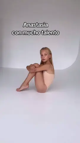 la danza y la gimnasia es la pasión de Anastasia niña modelo de 11 años  #danza #model #niña #gimnasia #bonita 