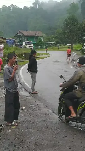 Mobil bermuatan travo menuju tanggeung .  hati-hati bpak selamat sampai tujuan