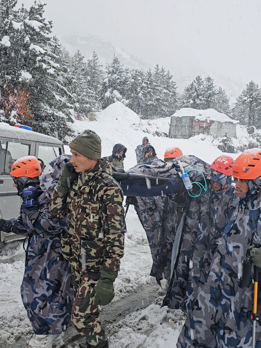 Nepal army helping patient altitude sickness at manang way thanks nepal army #manang #altitudesickness  #patient #nepal #trekking 