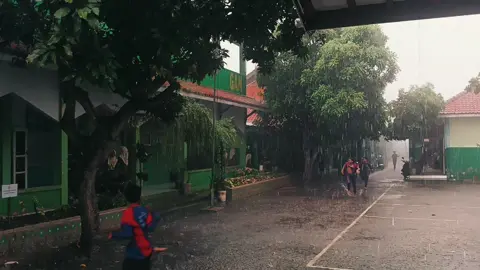 hujan disekolah😌#hujan#sekolah#fyppppppppppppppppppppppp#bissmillah#lewatberanda 