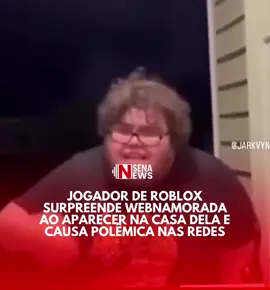 Um caso inusitado viralizou nas redes: um jogador de Roblox viajou até a cidade da webnamorada, que conheceu dentro do jogo, e apareceu em frente à casa dela dizendo que queria conversar pessoalmente. A atitude gerou grande repercussão online, com memes, críticas e alertas sobre os riscos de levar relações virtuais para o mundo real. As identidades dos envolvidos não foram divulgadas, mas o episódio reacendeu o debate sobre segurança digital e os limites das amizades virtuais.