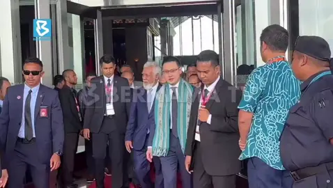 Perdana Menteri Timor-Leste, Kay Rala Xanana Gusmão, berlepas pulang hari ini selepas mengakhiri lawatan lima hari ke Malaysia, yang menyaksikan negaranya mencatat detik bersejarah apabila diterima sebagai Negara Anggota ke-11 ASEAN. Beliau berlepas dari Lapangan Terbang Antarabangsa Kuala Lumpur pada pukul 12.30 tengah hari. Menteri Komunikasi, Datuk Fahmi Fadzil turut hadir mengucapkan selamat jalan kepada Gusmão dan delegasinya. 📹: Nazahiyah Mohd Hadzir  #digitalbernamatv #timorleste  #kayralaxananagusmão . Kredit @bernamatvofficial #fyp
