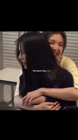 I live to hug My sis behind My back 🤗 #LingOrm #Ormkornnaphat #linglingkwong #gl #LearnOnTikTok 