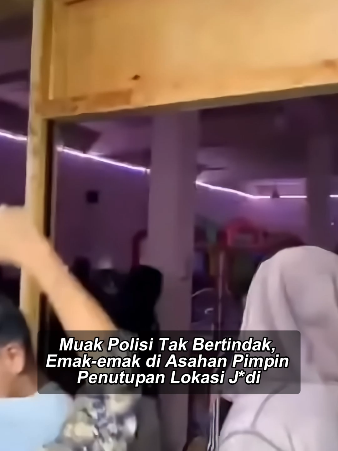 Puluhan emak-emak di Kota Kisaran, Kabupaten Asahan, mengambil tindakan tegas dengan memimpin aksi spontan penutupan dua lokasi yang dijadikan tempat permainan ketangkasan berkedok judi, Selasa (28/10/2025) siang. Aksi yang didominasi oleh ibu-ibu perwiritan ini dilakukan di Jalan Diponegoro dan Jalan Kartini karena warga merasa resah dan muak melihat praktik perjudian terselubung yang merusak moral dan memicu kriminalitas. Para peserta aksi mengaku geram lantaran aparat kepolisian setempat dinilai membiarkan game zone tersebut kembali beroperasi, padahal sebelumnya sempat ditutup. Saat massa ibu-ibu tiba, pemilik dan para pemain judi dilaporkan langsung kabur dari lokasi. Aksi ini menjadi bentuk protes warga terhadap minimnya tindakan tegas dari aparat penegak hukum. #tiktokberita #bangsaonline #harianbangsa