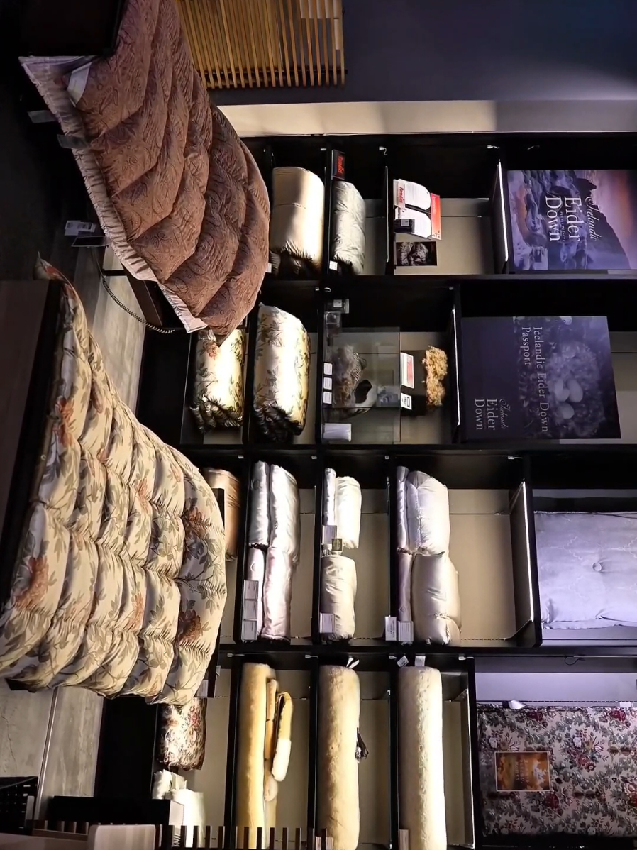 최고급 호텔 침구는 어떻게 만들어질까? '니시카와' 명품 깃털 이불 제작 과정매일 밤 우리를 따뜻하게 감싸주는 깃털 이불, 과연 어떻게 만들어질까요? 1566년부터 이어져 온 침구 명가 '니시카와(nishikawa)'의 공장을 찾아가, 최상급 구스다운 이불이 탄생하는 전 과정을 담았습니다. ​최첨단 설비로 깃털을 세척하고, 불순물을 완벽하게 제거하며, 최상의 보온력을 갖춘 '니시카와 다운®'으로 거듭나는 놀라운 과정을 확인해 보세요. 가볍고 포근한 이불 뒤에 숨겨진 장인정신과 기술력을 보여드립니다.