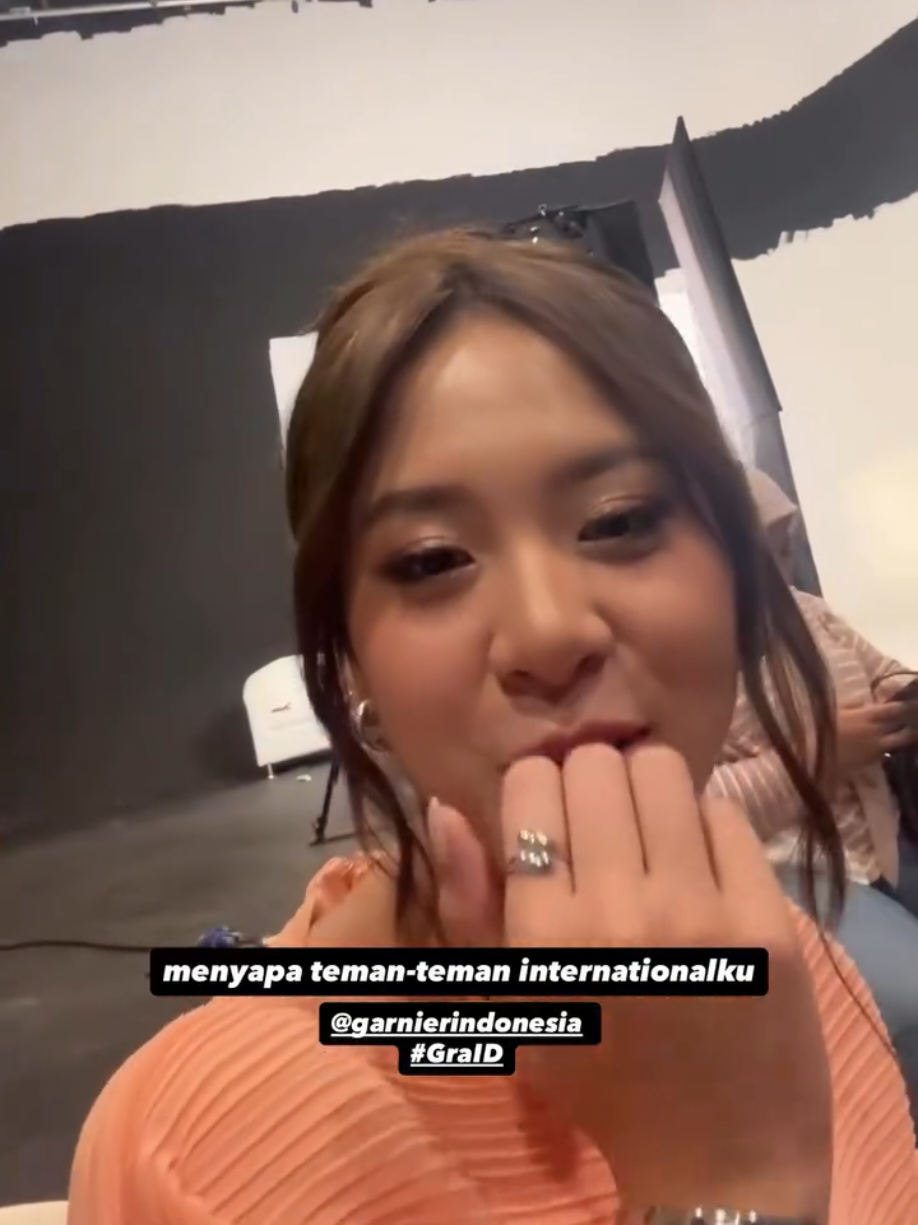 ditunggu kontennya🥰🤍 @zee asadel  #zeeasadel #aziziasadel #niky #garnier #garnierindonesia 