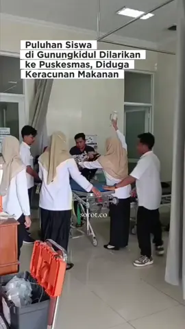 Suasana di Puskesmas Saptosari, Rabu (29/10/2025), tampak lebih sibuk dari biasanya. Puluhan siswa SMK Negeri 1 Saptosari mendapatkan perawatan medis setelah mengeluhkan sakit perut, diare, dan pusing secara bersamaan. Belum diketahui pasti berapa jumlah siswa yang mengalami gejala serupa. Namun dari pantauan di lapangan, sejumlah guru terlihat mondar-mandir mengantarkan siswanya ke Puskesmas menggunakan kendaraan sekolah maupun pribadi. Salah satu siswa yang enggan disebut namanya mengaku awalnya hanya merasa sakit perut ringan. Saya kira cuma masuk angin. Tapi setelah di sekolah, teman-teman banyak yang juga mengeluh sakit perut dan diare,” ujarnya. Mengetahui banyak siswa mengalami keluhan yang sama, pihak sekolah langsung mengambil langkah cepat dengan membawa mereka ke fasilitas kesehatan terdekat untuk mendapatkan penanganan medis.  Sementara itu, sejumlah pihak menduga kejadian tersebut berkaitan dengan konsumsi makanan tertentu. Ada spekulasi yang menyebutkan para siswa mengalami keracunan makanan dari makanan berat yang disajikan saat kegiatan sekolah. Namun hingga kini dugaan itu masih dalam penyelidikan. #gunungkidul #gunungkidul24jam 