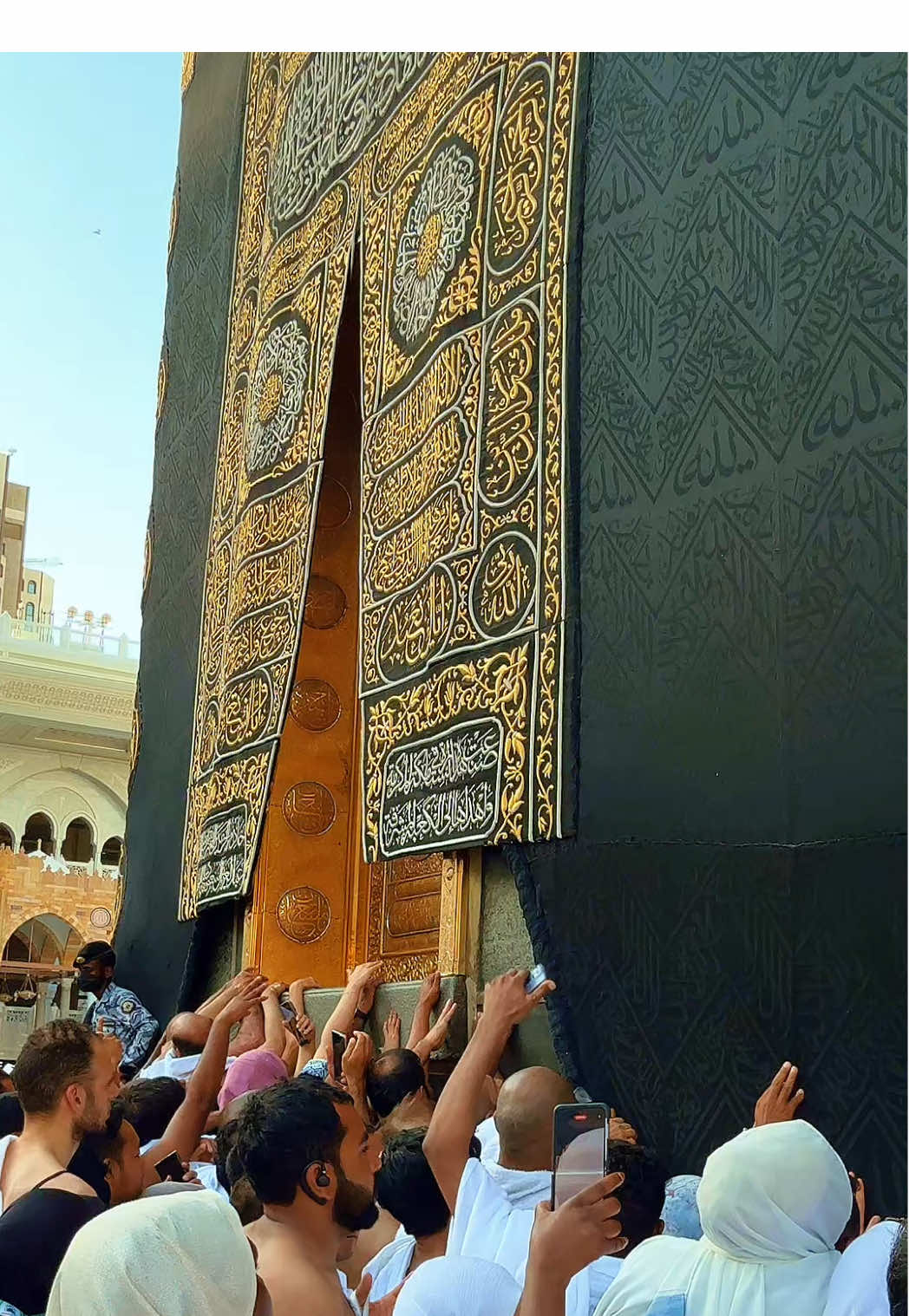 Gilaaf E Khana E Kaba Pakad Kar Rou’n Jee Bhar Kar🤲🏻#kaaba #kaba #makkah #mecca #CapCut 