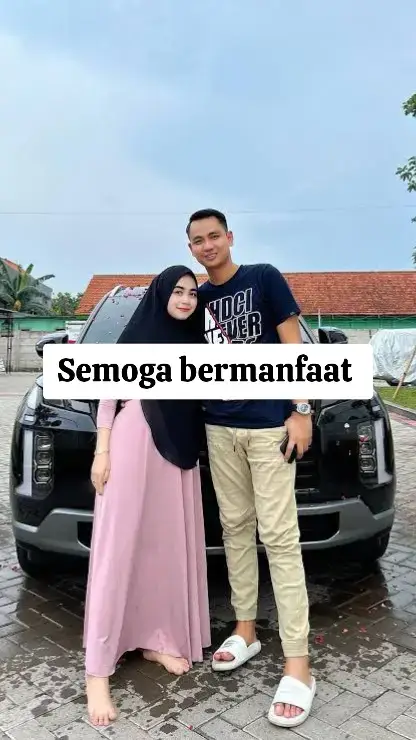 Hidup yang tenang adalah impian banyak orang dan meskipun setiap individu mempunyai cara dan pandangan tersendiri tentang ketenangan ada beberapa prinsip atau kunci yang dapat membantu mencapai hidup yang lebih tenang Berikut adalah beberapa kunci utama dalam mencapai ketenangan hidup: 1. Mendekatkan Diri Kepada Allah Bagi umat Islam mendekatkan diri kepada Allah adalah sumber utama ketenangan hati Dalam Surah ArRad ayat 28 Allah berfirman Ingatlah hanya dengan mengingat Allah hati menjadi tenang Ketaatan kepada Allah melakukan ibadah dengan penuh keikhlasan Dan memperbanyak doa serta zikir dapat membawa ketenangan jiwa  2. Bersyukur Rasa syukur atas segala nikmat yang diberikan oleh Allah dapat membantu seseorang merasa lebih puas dan tenang dalam hidup Ketika seseorang bersyukur dia akan melihat halhal positif dalam hidupnya meskipun dalam situasi yang sulit Syukur mengubah cara pandang kita terhadap kehidupan dan membawa ketenangan batin 3. Memaafkan diri sendiri dan orang lain Memaafkan adalah salah satu cara terbaik untuk mendapatkan ketenangan Ketika seseorang memaafkan ia melepaskan beban emosional yang bisa mengganggu ketenangannya Memaafkan orang lain serta diri sendiri membantu kita melepaskan rasa sakit dan dendam yang tidak perlu  4. Menerima takdir dan Realiti Hidup Ketenangan datang ketika kita mampu menerima kenyataan hidup dengan lapang dada Setiap orang menghadapi ujian cabaran dan kesulitan Tetapi jika kita menerima bahwa kehidupan ini penuh dengan ketidakpastian dan kesulitan kita akan lebih mudah menghadapinya tanpa stres berlebihan  5. Mengatur Hati dan Pikiran Ketenangan hidup sering kali berhubung dengan ketenangan batin Mengatur hati dan pikiran melalui latihan seperti meditasi zikir atau latihan pernapasan dapat membantu menenangkan emosi dan mengurangi stres Fokus kepada halhal positif juga penting untuk menghindari perasaan cemas dan khawatir 6. Mengelola Waktu dengan Baik Hidup yang tenang juga berkait rapat dengan kemampuan kita mengatur waktu dengan bijak Menghindari kelelahan akibat pekerjaan yang menumpuk dan mengatur waktu untuk beristirahat serta berkumpul dengan orangorang yang kita sayangi dapat memberi ketenangan dalam hidup  7. Menjaga Keseimbangan dalam hidup Keseimbangan antara pekerjaan keluarga ibadah dan waktu untuk diri sendiri sangat penting untuk mencapai ketenangan Mengutamakan aspekaspek yang memberi kebahagiaan dan kedamaian akan membantu menghindari kehidupan yang penuh tekanan  8. Bersedekah dan Berbuat Baik kepada Orang Lain Bersedekah tidak hanya memberi manfaat kepada penerima tetapi juga memberi ketenangan kepada pemberi Dengan berbagi kita merasa bahwa hidup ini lebih bermakna dan penuh berkah Membantu orang lain juga mengurangi rasa egois dan memperkuat hubungan sosial yang berdampak positif pada ketenangan hati  9. Menjadi Kesehatan Fisik Tubuh yang sehat mendukung pikiran dan perasaan yang tenang Olahraga secara teratur tidur yang cukup makan dengan pola yang sehat dan menjaga kebersihan diri adalah halhal penting untuk menjaga kesehatan fisik yang langsung mempengaruhi ketenangan jiwa 10. Menerapkan sifat sabar dan tawakal Sabar dalam menghadapi ujian hidup dan tawakal kepada Allah adalah kunci utama untuk hidup tenang Sabar memungkinkan kita untuk tetap tenang dalam situasi yang penuh tekanan sementara tawakal memberi keyakinan bahwa segala sesuatu sudah ada dalam takdir Allah dan ada hikmah di balik setiap peristiwa