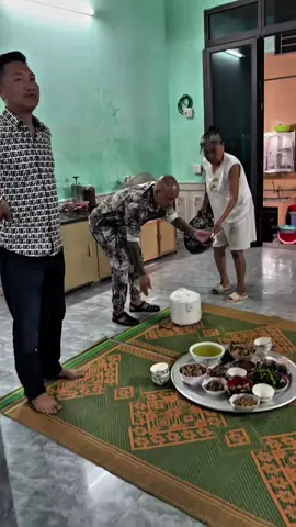 Vẫn ở nhà ăn cơm mẹ nấu nhé anh em 