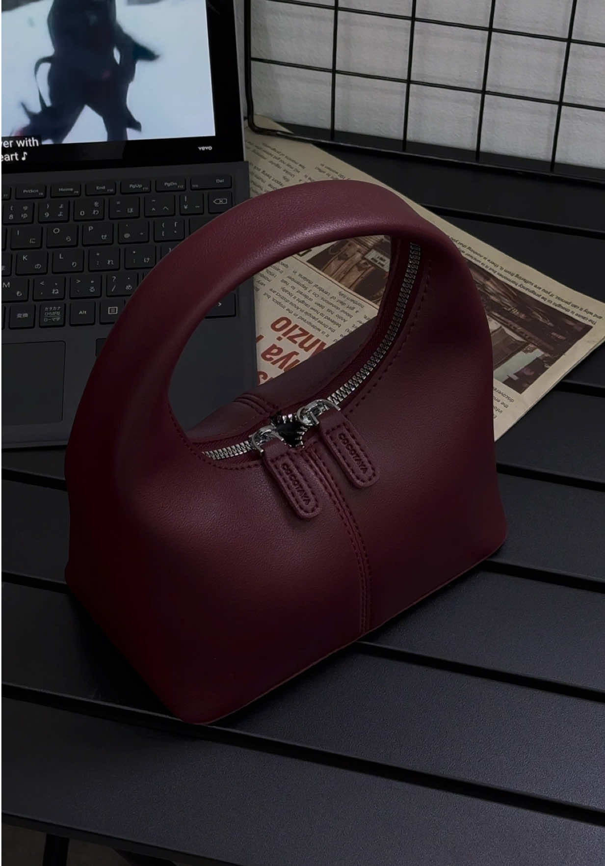 Màu Đỏ Rượu này, siêu tôn da và dễ phối đồ nha. Đặc biệt, nó cực kỳ hợp để mix cùng áo dài hay các dịp cần chụp ảnh đi tiệc tùng cuối năm đồ đó, nhìn sang trọng, quý phái cực kì! Đựng điện thoại, son thì thoải mái luôn nha! ❤️❤️ #review #bag #tuixach #tuixachnu #tuixinh  