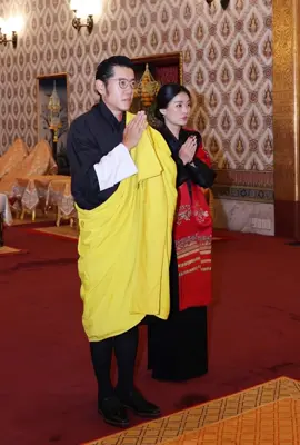 กษัตริย์และพระราชินีภูฏาน เสด็จพระราชดำเนินไปพระที่นั่งดุสิตมหาปราสาท ในพระบรมมหาราชวัง ทรงวางพวงมาลาถวายราชสักการะ ที่หน้าพระโกศ พระบรมศพ สมเด็จพระบรมราชชนนีพันปีหลวง #สมเด็จพระนางเจ้าสิริกิติ์พระบรมราชินีนาถ #น้อมรำลึกในพระมหากรุณาธิคุณ #พระผู้เสด็จสู่สวรรคาลัย #พระพันปีหลวงของปวงไทย #เจ้าชายจิกมีและราชินี 