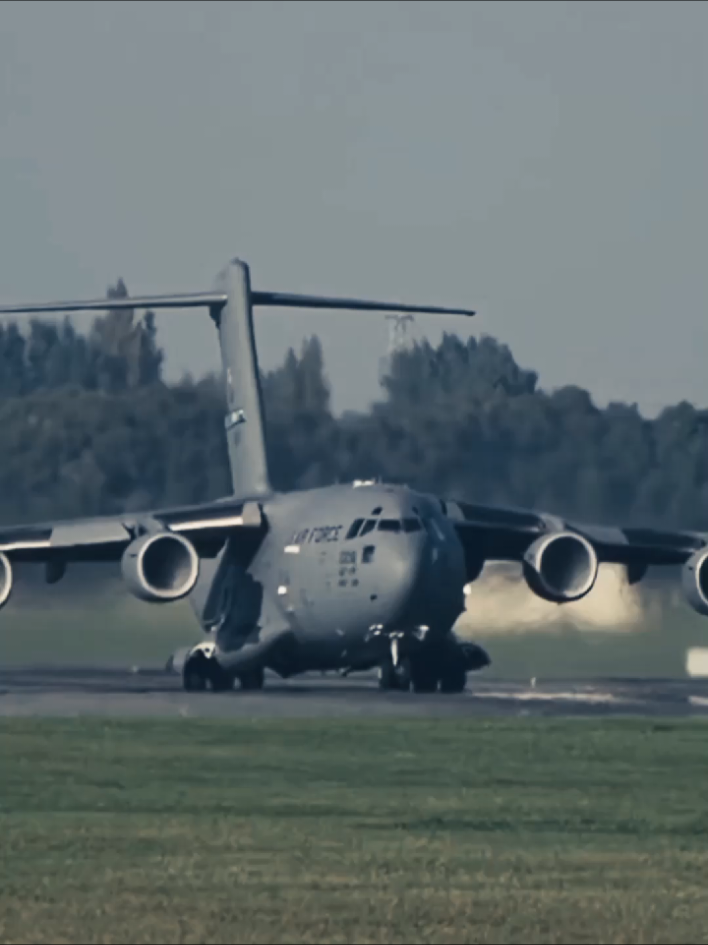 C-17 Globemaster III adalah pesawat angkut militer berat buatan Boeing (awalnya McDonnell Douglas) asal Amerika Serikat. Pesawat ini dirancang buat ngangkut pasukan, kendaraan tempur, dan kargo berat ke berbagai lokasi, bahkan ke landasan pendek dan kasar. Dengan empat mesin turbofan besar, C-17 bisa terbang jauh, cepat, dan tetap stabil meski bawa beban berat banget. Pesawat ini sering jadi andalan dalam misi kemanusiaan, evakuasi, dan logistik militer global. 🚛 Kapasitasnya bisa angkut: 1 tank M1 Abrams (60 ton) atau 3 helikopter Black Hawk atau lebih dari 100 pasukan terjun payung 💪 Kecepatan maksimum: sekitar 830 km/jam 📦 Jarak jangkau: lebih dari 4.400 km tanpa isi ulang bahan bakar 🛬 Bisa mendarat di landasan cuma 1 km — gila kan buat pesawat segede itu #C17GlobemasterIII #PesawatMiliter #BoeingC17 #AngkutanUdara #TransportMiliter     