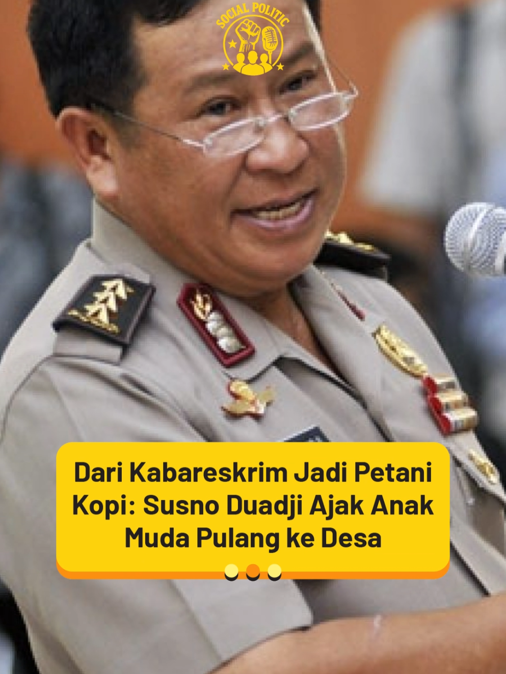 Dulu Kabareskrim, kini petani kopi. Komjen (Purn) Susno Duadji kembali ke kampung halamannya di Pagar Alam. Menanam kopi, bukan sekadar mencari hasil — tapi menunjukkan makna baru dari pengabdian. Pulang kampunglah, jangan malu walau kau sarjana. Pangkat bisa hilang, tapi tanah tak pernah ingkar.” Sebuah pesan sederhana tapi tajam. Bahwa kehormatan seorang polisi, tak berhenti di masa dinas. #SusnoDuadji #PetaniKopi #PolriPresisi #PensiunanPolisi #InspirasiPolri 