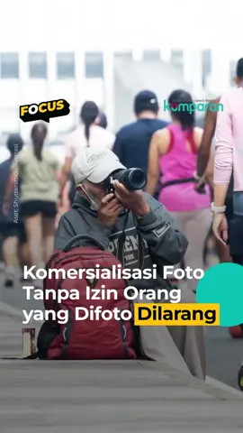 Dirjen Pengawasan Ruang Digital Komdigi, Alexander Sabar, menegaskan bahwa pengambilan foto secara candid dan pengkomersialan tanpa persetujuan subjek merupakan pelanggaran hukum, terutama jika memuat wajah atau ciri identitas seseorang. Hal ini berkaitan dengan UU Perlindungan Data Pribadi (PDP) yang mewajibkan adanya dasar hukum jelas dalam pemrosesan data, termasuk pengambilan, penyimpanan, dan penyebarluasan foto. Subjek foto memiliki hak untuk menggugat pihak yang dianggap menyalahgunakan data pribadinya sesuai ketentuan UU ITE dan UU PDP. Fenomena fotografer ‘ngamen’ yang memotret pelari dan pesepeda di ruang publik memicu keresahan karena foto-foto tersebut dijual melalui platform digital berbasis teknologi pengenalan wajah. Sistem AI akan mencocokkan wajah subjek dan mengirimkan notifikasi agar subjek dapat membeli foto dirinya. Praktik ini dinilai berpotensi melanggar privasi dan etika, terutama jika dilakukan tanpa persetujuan eksplisit dari individu yang difoto. Komdigi berencana mengundang asosiasi fotografer seperti AOFI untuk membahas regulasi dan pemahaman hukum terkait praktik fotografi komersial di ruang publik. Penguatan literasi digital juga akan dilakukan guna membangun ekosistem digital yang aman, beretika, dan adil. Pemerintah menegaskan bahwa setiap publikasi dan pemanfaatan foto yang mengandung identitas seseorang wajib memperhatikan aspek perlindungan data pribadi. 📸: Dok. Shutterstock/Ilustrasi, kumparan/Thomas Bosco, Ismail Fahmi. Follow WhatsApp Channel kumparan untuk dapat Informasi terpercaya dikirim langsung ke WhatsApp kamu. Ketik kum.pr/WAchannel di browser kamu sekarang, agar bisa share informasi tanpa ragu. #focus #fotograferjalan #news #videonews #fotografipublik #etikadigital #privasipublik #privasi #etikafotografi #carfreeday #info #infoterkini #berita #beritaterkini #bicarafaktalewatberita #kumparan