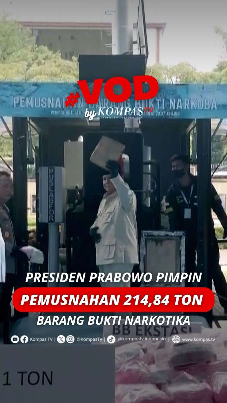Presiden Prabowo Subianto memimpin langsung pemusnahan 214,84 ton barang bukti narkotika di Mabes Polri (29/10). Barang bukti tersebut merupakan hasil sitaan dari berbagai pengungkapan kasus besar yang dilakukan jajaran kepolisian selama satu tahun terakhir, mulai dari Oktober 2024 hingga 2025. Kehadiran Presiden Prabowo di Mabes Polri menjadi simbol komitmen pemerintah dalam memperkuat pemberantasan narkotika dan menjaga generasi muda dari bahaya penyalahgunaan narkoba. Tuliskan komentarmu dan dapatkan berita terkini lainnya di www.kompas.tv serta youtube.com/kompastv #VODKompasTV