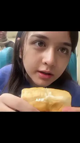 enak bgt tu roti😍 @ciara brosnan  #ciaranadinebrosnan  #asmaragenzsctv  #sinetron  #afifciara  #fyp 