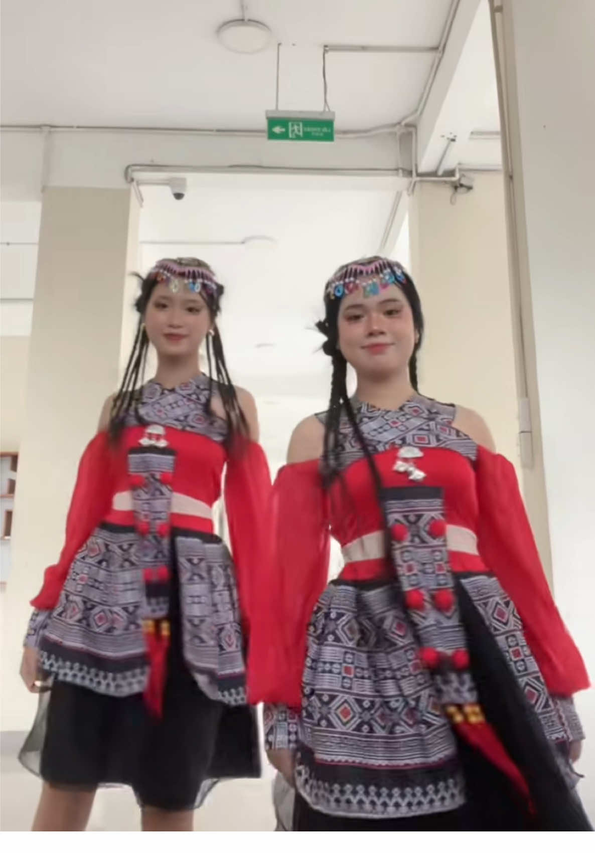 Makeup& trang phục biểu diễn 🏠 131 Bế Văn Đàn - tp Đà Nẵng ⏱9am-8pm (Khách makeup đặt lịch trước khi đến ạ) #thuê_trang_phục_biểu_diễn #thuê_váy_Đà_Nẵng #thuê_áo_dài_biểu_diễn_Đà_Nẵng #thuê_yếm_biểu_diễn_Đà_Nẵng #thuê_cổ_phục_biểu_diễn_Đà_Nẵng  