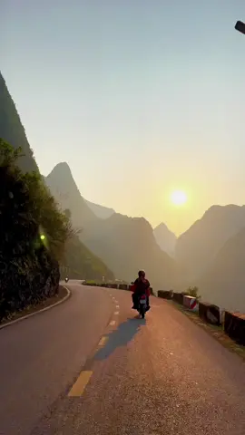 Hoàng hôn về trên Mã Pí Lèng .. #hagiang #mapileng 