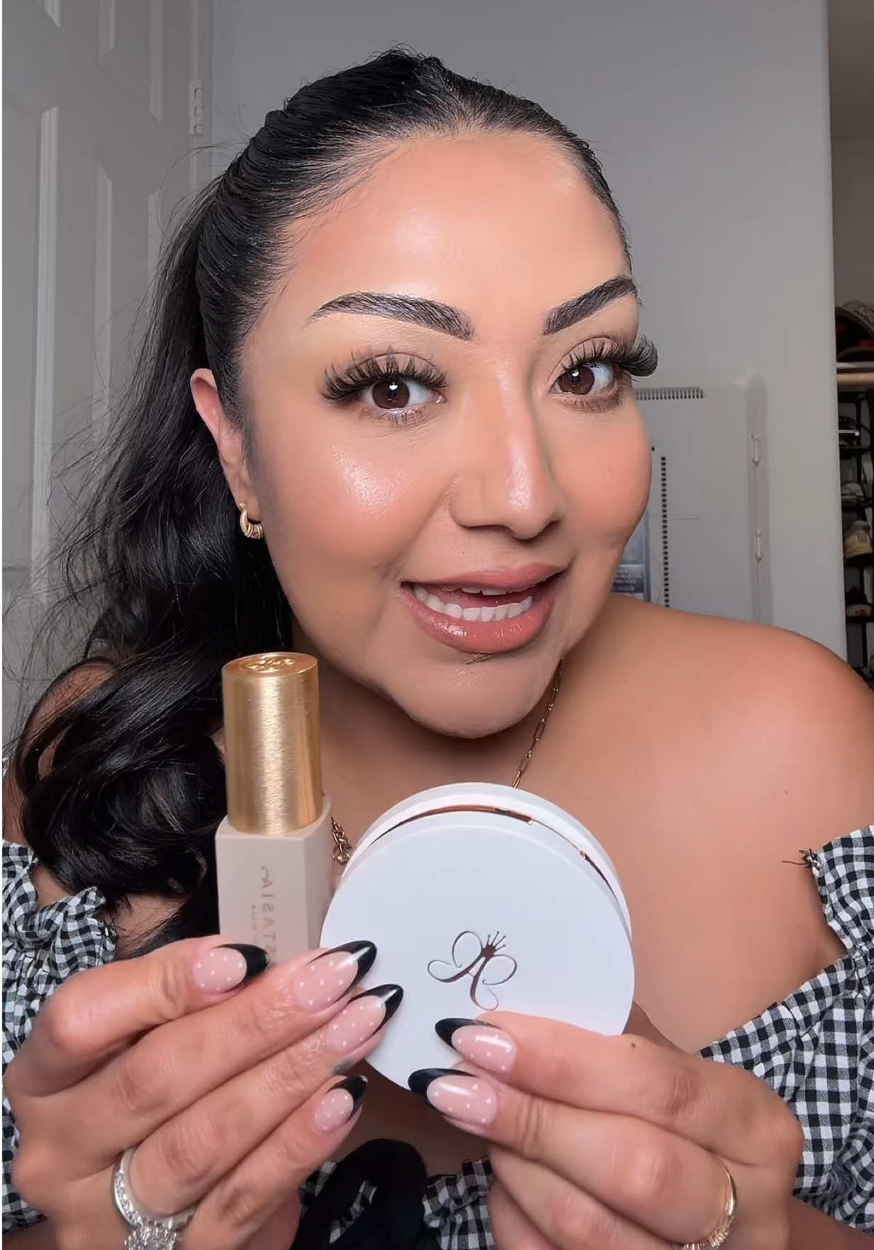 The contour stick and the highlighter together is chefs kiss! Love this combo! @Anastasia Beverly Hills  #makeupproducts #abh #contour #highlight #makeupreview 