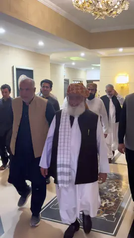 اسلام آباد: پی ٹی آئی وفد کی امیر  جےیوآئی مولانا فضل الرحمان کی رہائش گاہ آمد   راہنماؤں میں موجودہ ملکی ،سیاسی اور خطے کی صورتحال پر گفتگو   خیبر پختونخواہ میں امن وامان کے حوالے سے پی ٹی آئی کی جانب سے قومی جرگہ کے انعقاد کی تجویز پر مولانا فضل الرحمان سے مشاورت مولانا فضل الرحمان کا قومی جرگہ کی تجویز کا خیر مقدم پی ٹی آئی وفد کی پارلیمنٹ میں اپوزیشن کو متحد کرنے کیلئے کردار ادا کرنے کی اپیل محمود خان اچکزئی کے بطور اپوزیشن لیڈر نامزدگی پر اتفاق پی ٹی آئی وفد کی کے پی اسمبلی سے سینیٹ کی خالی نشست پر جےیوآئی سے تعاون کی درخواست  پی ٹی آئی وفد میں سابق اسپیکر اسد قیصر، صوبائی صدر جنید اکبر، شہرام ترکئی شامل  جےیوآئی کے مولانا صلاح الدین ایوبی،جلال الدین ایڈوکیٹ،مولانا اسجد محمود ملاقات میں شریک  امیر جےیوآئی مولانا فضل الرحمان کی جانب سے پی ٹی آئی وفد کے اعزاز میں عشائیہ   میڈیا سیل جے یو آئی پاکستان