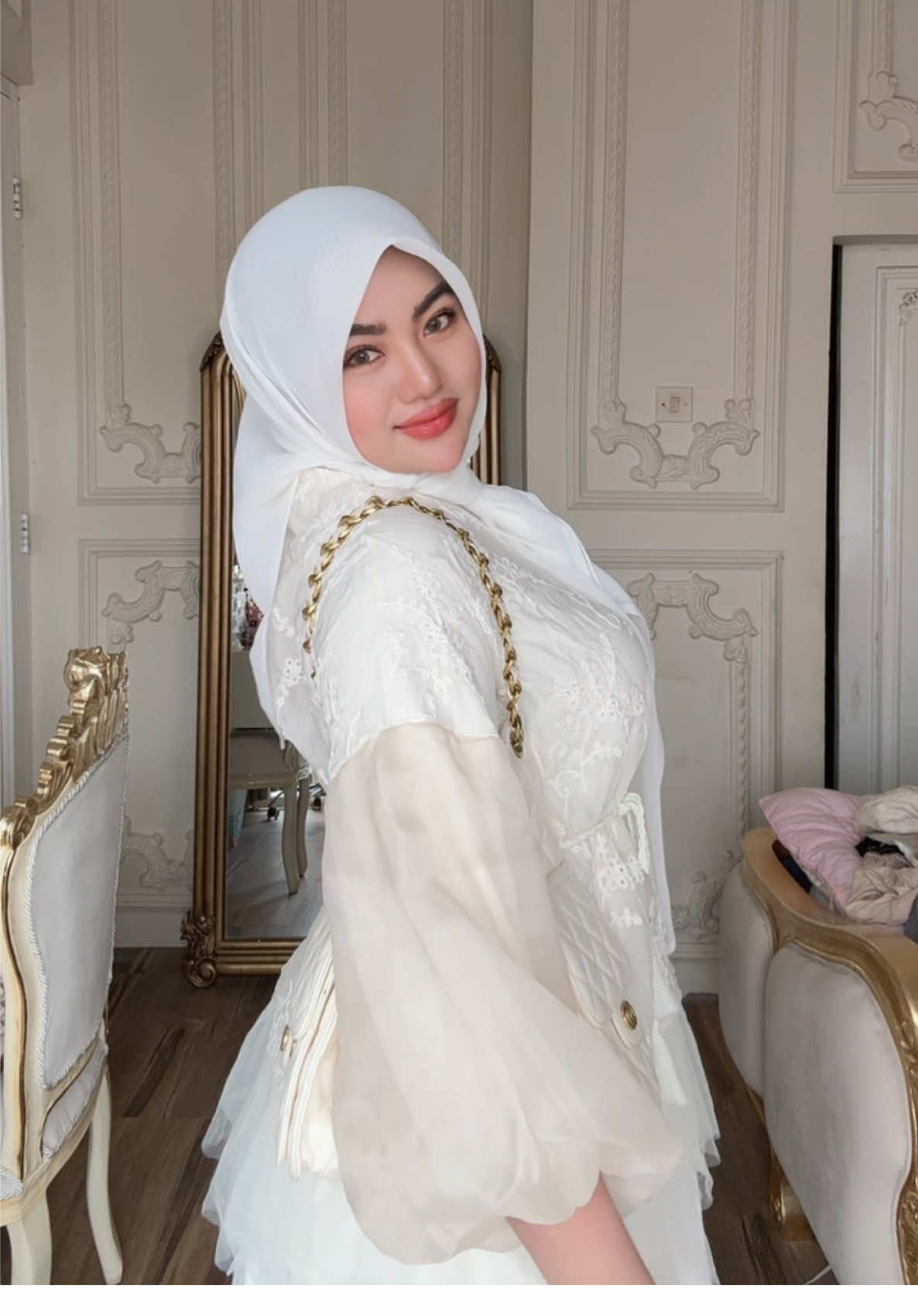 look nya sopan santun sekali 🤓💗🌸 lovelyyyy #ootdkondangan #blouse #napocut #shoulderbag #kondangan 