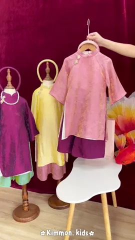 Một mã áo dài cho bé siêu sang chảnh với chất liệu lụa tơ ánh song kim 4 tà siêu thướt tha ạ 😍 Mời các mẹ ghé giỏ hàng góc trái màn hình nha 🛍️ #quanaotreem #quanaotreem #kimmonkids #ninhbinh #xuhuong 