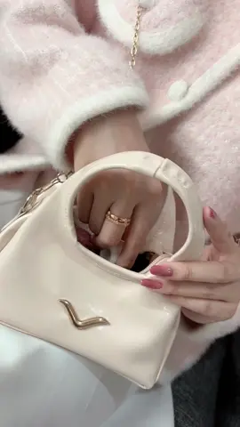 So cute banget tas nya beb 🥰🥰🥰🤍🤍🤍  #tasmini #taskecil #fashion #gajiansale #promoguncang1111 #trendybags 