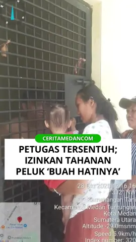 Tangis Haru di Polsek Medan Tuntungan, Ayah Tahanan Peluk Buah Hatinya Setelah Lama Berpisah ⬅️ Momen penuh haru terjadi di Polsek Medan Tuntungan, Selasa (28/10/2025).  Seorang ayah yang tengah mendekam di balik jeruji besi tak kuasa menahan air mata saat istri dan anak datang menjenguk. Dari balik jeruji, sang ayah berusaha mengulurkan tangan, seolah ingin menggendong anaknya yang rindu pelukan.  Suasana hening seketika menyelimuti ruangan, hanya tatapan penuh kasih yang berbicara tanpa kata. Melihat itu, sang ayah memohon izin kepada petugas untuk memeluk sang buah hati sejenak.  Dengan penuh empati, petugas akhirnya membuka pintu tahanan dan mengizinkannya memeluk anaknya. Dalam pelukan singkat itu, air mata keduanya tumpah.  Cinta seorang ayah terbukti mampu menembus dinding dan waktu, membuktikan bahwa kasih sayang tak mengenal ruang dan status. 📹: sahatmanik439