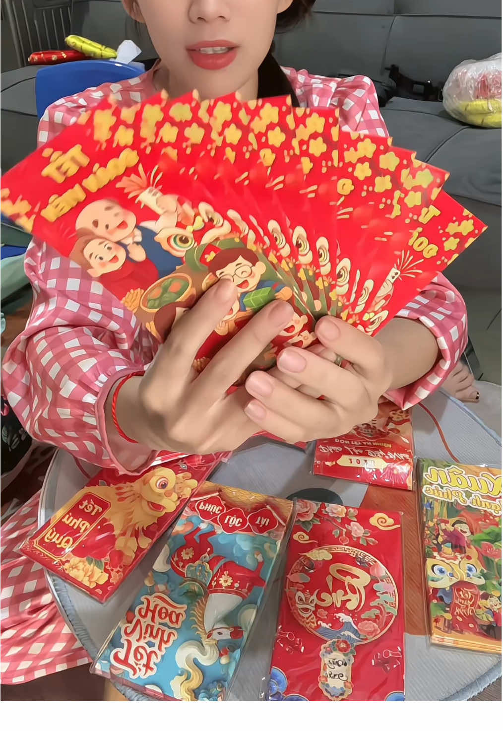 Nhà có đông người / công ty phát thưởng / lì xì lớp / lì xì họ hàng Lấy luôn combo 100 cái cho khỏe nha 👌 Đỡ chạy lặt vặt – đẹp và đúng điệu Tết 🌟 #baolixi #baolixi2026 #tet2026 