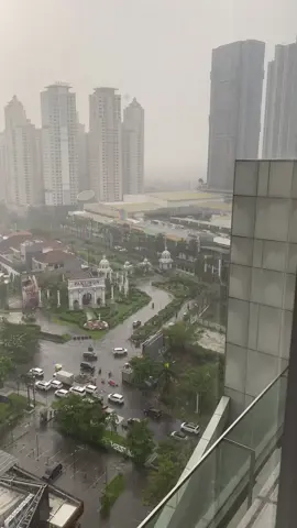 Masih disini🌧️ #whizluxehotelsurabaya #vibeshujan #hujan #masihdisini #lewatberanda 