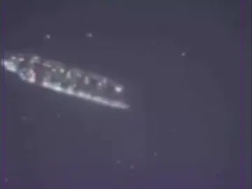 🪐 Я снял комету i3 ATLAS на свой телескоп, и вот что получилось... На первый взгляд — обычный объект в небе, но посмотрите внимательно. Почему структура такая симметричная? Почему блеск не хаотичный, а будто идёт по линиям? Некоторые астрономы писали, что это просто оптический эффект… Но интересно, почему тогда у всех наблюдателей форма одна и та же? Совпадение? Или это тот самый “i-объект”, как i1 и i2, которые шли похожей траекторией? Если вспомнить данные по светимости, то она ведёт себя нестабильно, как будто что-то внутри работает или вращается. Да и скорость странная — вроде бы не совпадает с типичными кометными орбитами. Неужели это просто отражения или… кто-то использует орбиту для манёвров? А теперь внимание: NASA молчит. Обычно они сразу опровергают подобные слухи, а сейчас — тишина. Может, просто совпадение, а может, готовят заявление. Время покажет… 😶‍🌫️ #i3Atlas #Комета #Вселенная #Тайна #Космос         📜 Контент сгенерирован через ИИ и содержит шуточный характер.