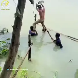 উপকার করার ইচ্ছা থাকলে পেছনে বাঁশ দিয়েও করা যায় 😊😫🤌