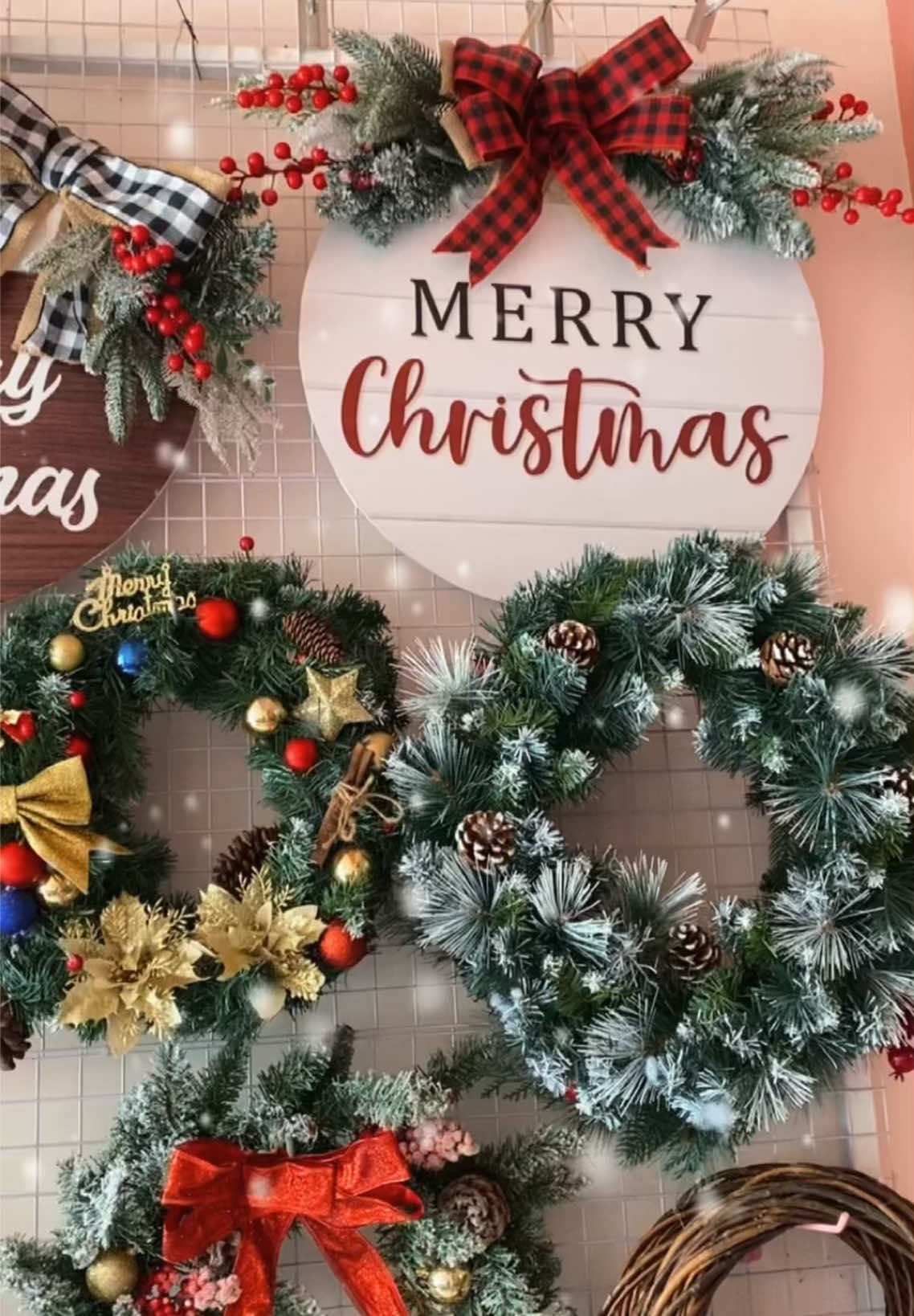 🎄 𝐕𝐨̀𝐧𝐠 𝐍𝐠𝐮𝐲𝐞̣̂𝐭 𝐐𝐮𝐞̂́ | Một trong những biểu tượng đã quen thuộc mỗi dịp Giáng sinh về, thường được treo trước cửa shop, công ty, nhà.... 🌺 Cùng xem các mẫu vòng nguyệt quế có sẵn tại nhà #nice nhé cả nhà #niceparty #phukientrangtrinoel #noel2025