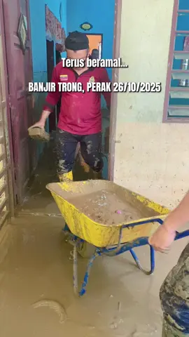 Jabatan Amal Malaysia dalam misi operasi Clean And Clear  Membantu meringan mangsa banjir yang ditimpa musibat. Berat mata memandang, berat lagi bahu yang memikul. Semoga ujian ini, dipermudahkan segala urusan kepada yang mangsa terlibat #beramalkeranaallah 