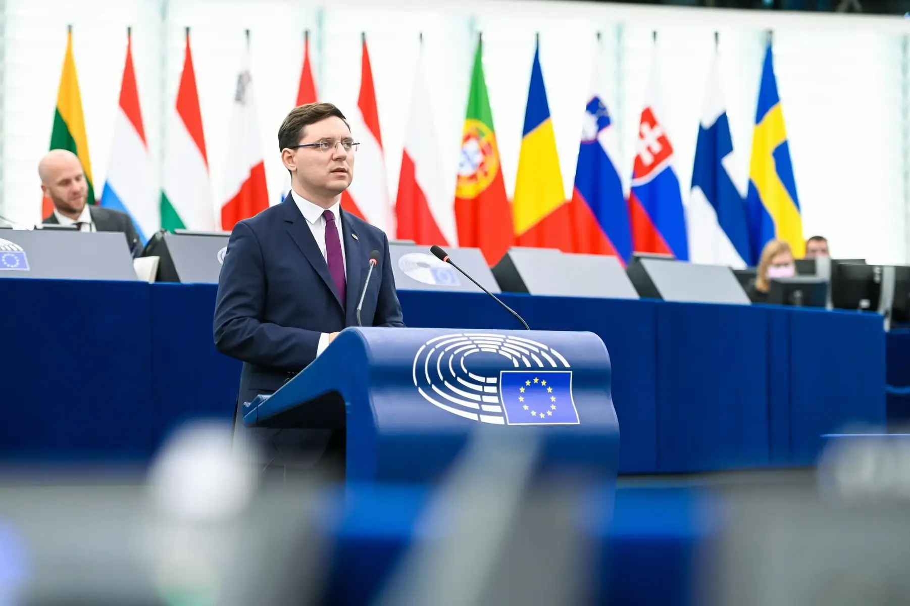 #VictorNegrescu: ,, Decizia Statelor Unite de a retrage o parte dintre trupele americane din România este un semnal de alarmă care trebuie tratat cu maximă seriozitate. Această redimensionare a prezenței americane pe Flancul Estic al NATO, inclusiv a unor forțe aflate la Mihail Kogălniceanu, are implicații directe pentru securitatea României și a regiunii Mării Negre. Ministrul de Externe și Ministrul Apărării trebuie să vină cu explicații pentru a clarifica situația și propune soluții rapide pentru consolidarea relațiilor cu SUA și securitatea României. În acest context, este esențial ca vizita președintelui Nicușor Dan în Statele Unite să fie accelerată și pregătită în detaliu, pentru a transmite un mesaj clar: 👉 România rămâne un partener strategic de încredere; 👉 Regiunea Mării Negre trebuie să rămână o prioritate pentru NATO, UE și SUA; 👉 Trebuie activate și accesate toate instrumentele europene disponibile, precum programul SAFE, pentru întărirea apărării și securității noastre. Europa trebuie să își asume mai mult, iar România trebuie să devină un pilon de stabilitate și securitate la frontiera estică a Uniunii Europene. #Romania #NATO #Securitate #BlackSea “