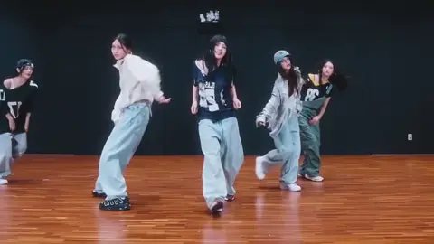 bunnies 1 day!! 🐰 #newjeans #njz #dance #howsweet #kpop #fyp #like 