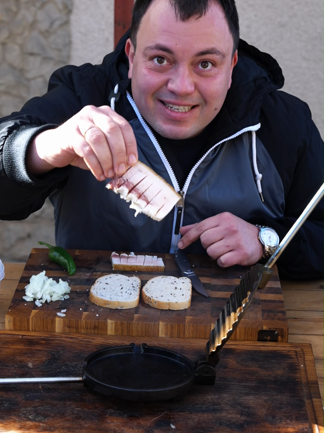 Un aperitiv care merge bine pe frig si la natura. Slanina picurata cu branza de oi sarata si ceapa