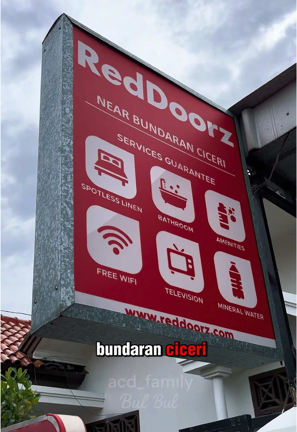 Kalo ke kota serang nyari tempat staycation yang berada di pusat kota ke REDDORZ NEAR BUNDARAN CICERI tempatnya nyaman Dekat dengan cofee shop juga pesannya di langsung dari aplikasi REDDORZ ya biar dapat jaminan harga termurahnya dan masukin juga kode Voucher “YUKNGINEP” biar dapat diskon promonya gaskeeen !!! #RedTravelers #RedDoorz #BukaSemuaPintu 