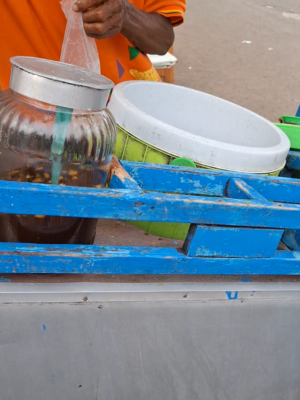 biasanya beliau jualan di Depan pabrik PWI atau nggak juga di HWI.  monggo ayok dulur2 jeporo sg tahu rti bapak e jualan nek desone smpean, monggo di tumbas i murah kokk😁🤗  #foryou #masyaallahtabarakkallah #pkl #mayongjepara #jepara24jam 