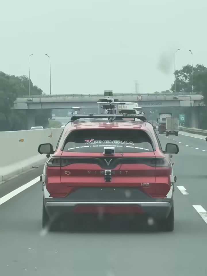 Kỹ sư công nghệ Việt Nam đang ngày đêm chạy thử nghiệm xe tự lái #vinfast. Nếu được ứng dụng sẽ trở thành hệ thống duy nhất vũ trụ có thể tự lái tại Việt Nam, thách thức cả #Tesla dám đem xe về đây cho tự lái.