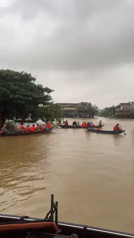 some part of hoi an is flooded and the rain doesn’t seem to stop pouring anytime soon. If you’re planning to visit central vietnam, do change your route to the northen area and once youre in hoi an it might be difficult to move. Stay safe everyone 🙏#hoian #flood 