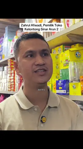 ACEH UTARA – Sebuah toko kelontong  Sinar Arun 2 di Simpang IV Krueng Geukuh, Kecamatan Dewantara, Aceh Utara dibobol maling. Aksi pelaku pencurian itu terekam jelas dalam kamera pengawas CCTV. Pemilik toko, Zahrul Afwadi mengatakan peristiwa tersebut terjadi pada Senin subuh. Pelaku yang diduga berjumlah lebih dari tiga orang datang menggunakan mobil jenis avanza. Aksi dan wajah mereka terekam jelas di kamera CCTV. “Jadi ketika saya buka toko rokok sudah berserakan. Setelah itu saya tutup kembali dan langsung melaporkan insiden ini ke Polsek Dewantara,” kata Zahrul saat dikonfirmasi AJNN, Rabu, 29 Oktober 2025. Zahrul mengaku tidak mengenal pelaku yang terekam dalam CCTV itu, menurutnya usianya rata-rata paruh baya dan satu orang diduga di atas 50 tahun. Maling itu, kata dia, menggunakan kemeja dan kaos oblong, tidak memakai celana hanya menggunakan kain sarung. “Rokok yang diambil perkiraannya sampai Rp 300 juta, belum lagi uang tunai pecahan disimpan di toko Rp 2 juta,” ujarnya. Berdasarkan rekaman CCTV, kata Zahrul, pelaku dinilai cukup lihai dan berpengalaman dalam membobol pintu toko meskipun membutuhkan waktu berjam-jam. Karena kondisi pintu dua lapis serta digembok. Zahrul menyebutkan saat kejadian tidak ada penjaga di toko kelontong miliknya. Lantaran orang yang menjaga sebelumnya sudah meminta untuk berhenti bekerja sekitar 20 hari lalu lantaran kondisi sakit. “Untuk upaya selanjutnya demi menjaga keamanan toko, pintu yang dibobol sudah kita perbaiki. Dan rokok atau barang mahal lainnya tidak lagi disimpan di dalam ruko,” tuturnya. Zahrul menyebutkan usai dilaporkan ke polisi sejak tiga hari lalu, hingga saat ini belum ada kabar atau tindak lanjut perkembangan sejauh mana sudah kasus ini. Ia berharap petugas dapat segera menangkap pelaku dan dihukum seberat-beratnya. “Karena kejadian ini sudah pernah terjadi di toko langganan saya lainnya. Seperti di Beureughang, Buloh Blang Ara dan Simpang Rambong, modus dilakukan juga sama serta pelaku memakai sarung serta tidak menggunakan celana,” imbuhnya.*** #fyp  #berandatiktok  #fypシ゚  #berandafyp  #beritaaceh 