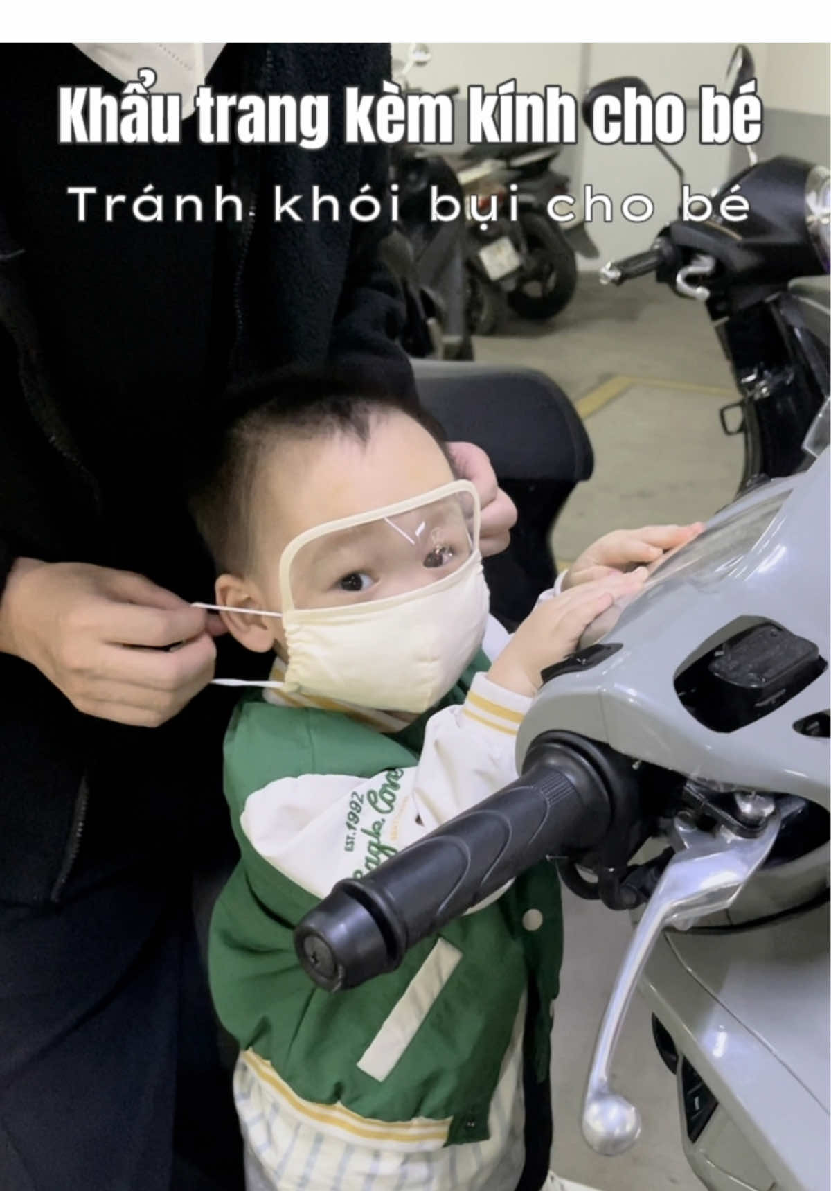 Tui siêu ưng cái ẻm khẩu trang kèm tấm kính này nè, siêu tiện luôn ý, con đeo lên chắn gió bụi chắn côn trùng và giữ ấm mặt nhất là vào mùa đông nữa #mechinemken #khautrangchobe #khautrangkemtamkinh 