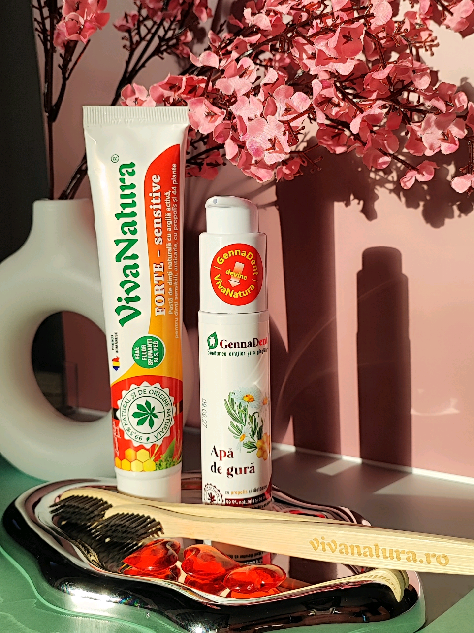 De când folosesc pasta de dinți 100% naturală Forte Sensitive de la @vivanatura.ro  îmi amintesc mereu de bunica. Pe vremea ei nu existau mii de paste de dinți iar ea și-a îngrijit 90 ani dinții doar cu sare și a ajuns la finalul vieții cu aproape toți dinții naturali la purtator.  Îmi place să cred că gena ei s-a transmis și la mine și caut soluții de îngrijire tot mai naturale. Iar pasta asta de dinți e fix ce am nevoie să mă ajute în îngrijirea corectă a dinților.  Beneficiile sunt multiple: ✅ adjuvant în tratarea naturală a afecțiunilor gingivale ✅puternic efect antibacterian, dezinfectant, detoxufiant ✅protecție sporită împotriva formării tartrului și apariției cariilor ✅ întărește smalțul dentar ✅ regenerează țesuturile și cicatrizează  ✅ împrospătează respirația  Periuțele de dinți din bambus completează perfect îngrijirea orală, curăță în profunzime spațiile intradentare fără a irita. Sunt atât de prietenoase cu natura încât se descompun natural într-un timp relativ scurt fără a lăsa reziduri precum periuțele clasice din plastic.  Nu pot schimba eu multe dar senzația că am contribuit cu o faptă mică la protejarea naturii e minunată! Apa de gură naturală cu propolis și diatomee combate eficient respirația neplăcută și senzația de gură uscată.  🌀Inhiba dezvoltarea bacteriilor🌀previne apariția cariilor 🌀susține regenerarea țesutului gingival 🌀eficient în calmarea aftelor 🌀 neutralizează mirosul neplăcut  🌀contribuie la detoxifierea orală  🌀menține un ph optim la nivelul cavității bucale Este potrivită și pentru copiii de peste 3 ani. De când am scanat produsele cu o aplicație specială și am văzut cât de curate sunt etichetele produselor m-am topit chiar dacă știam anterior verificării că am ales produsele potrivite pentru mine și familia mea. Până vineri, 31 octombrie, sunt și reduse cu 50% toate produsele de pe site-ul VivaNatura.ro Tu cum ai grijă de dinții tăi? #VivaNatura #PastaDeDinti #ApaDeGura #PeriuteBio #collab 