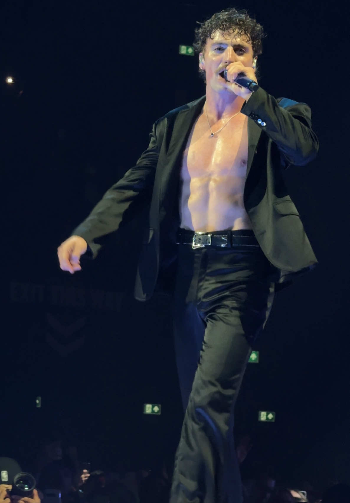 it’s ACTUALLY romantic 🎸 #fyp #bensonboone #americanhearttour #concert 